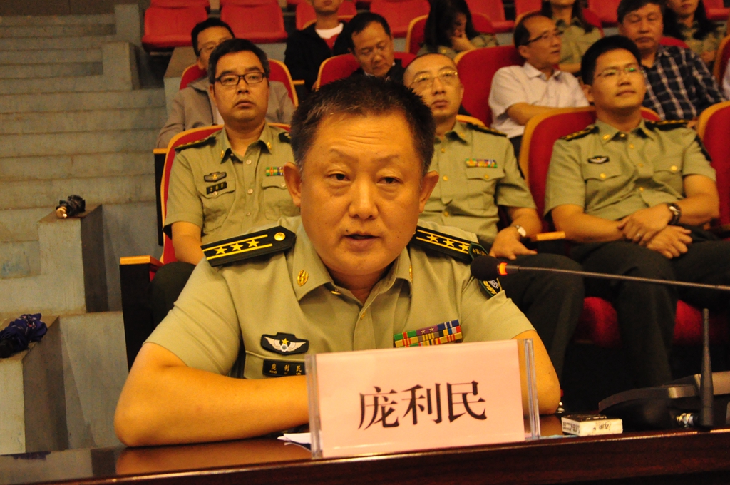 中国人民解放军陆军驻西安邮电大学后备军官选培办主任庞利民上校作军训动员讲话