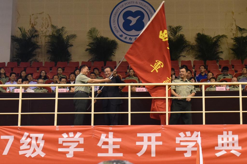 党委书记崔智林向军训旅授旗